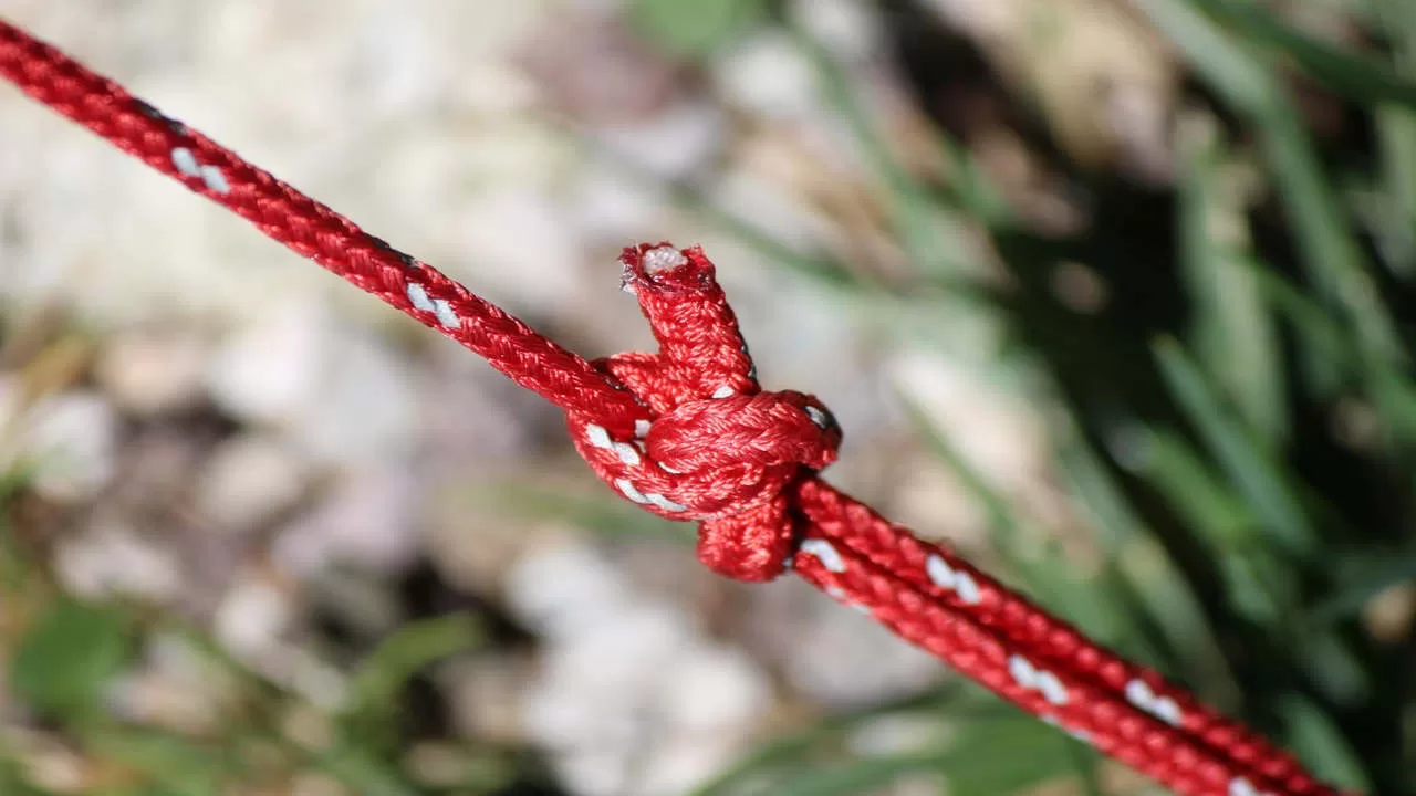 Image of two ropes tied or concatenated together